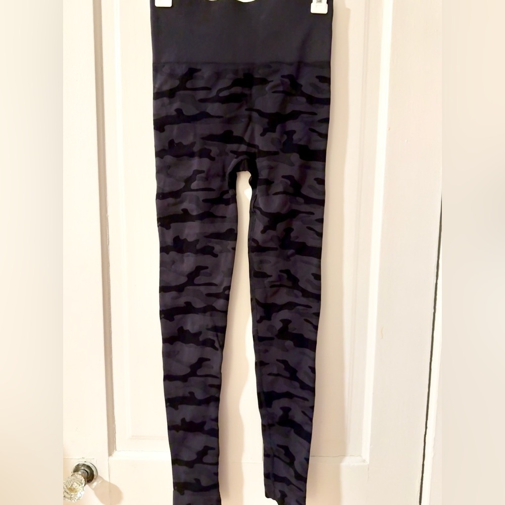 NWOT Leonisa Seamless Black and Grey Camo Leggings Size Medium